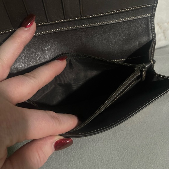 ✨Authentic Gucci Tan and Brown Monogram Wallet - Picture 11 of 12
